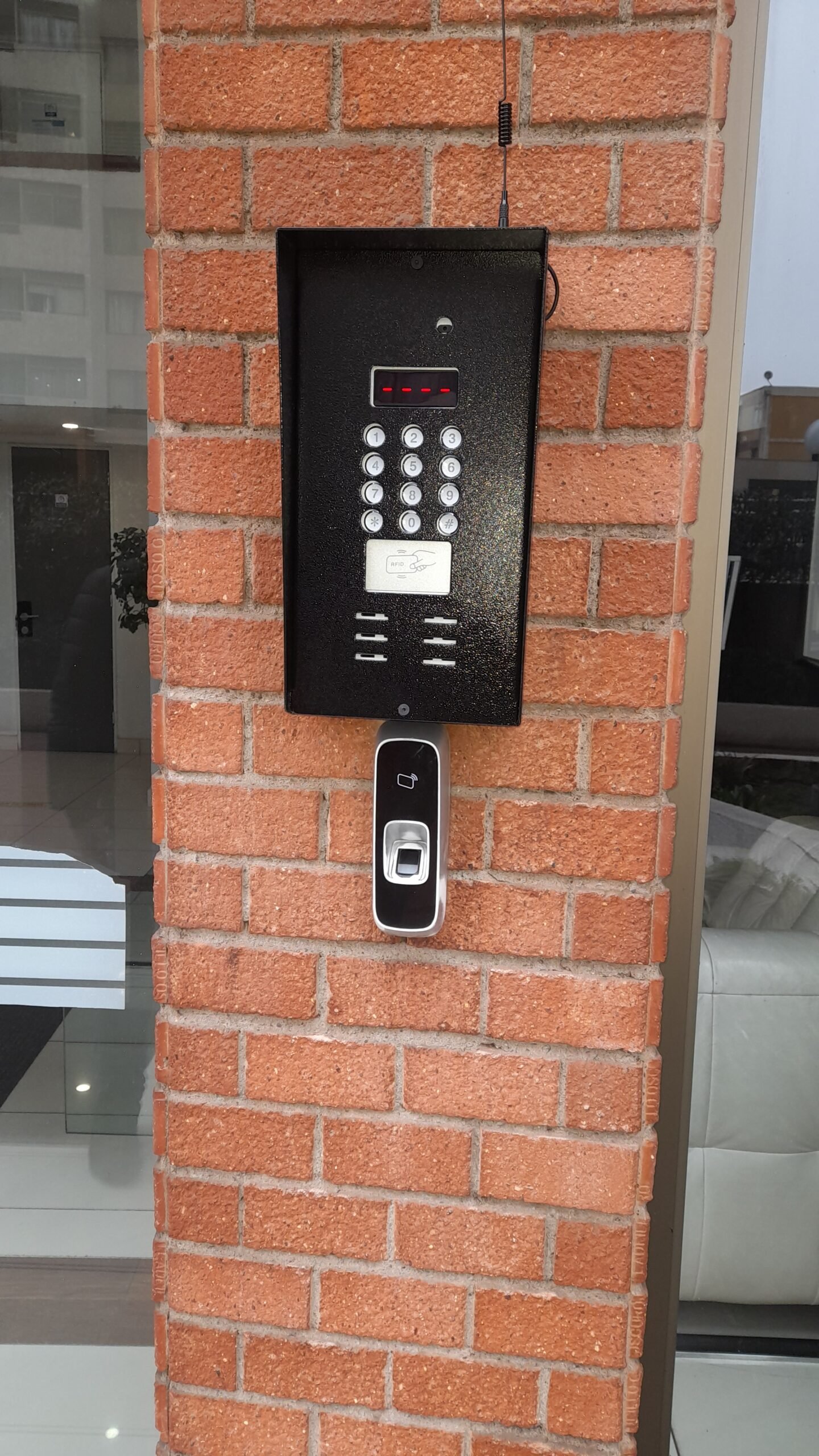 Lector biométrico instalado en acceso