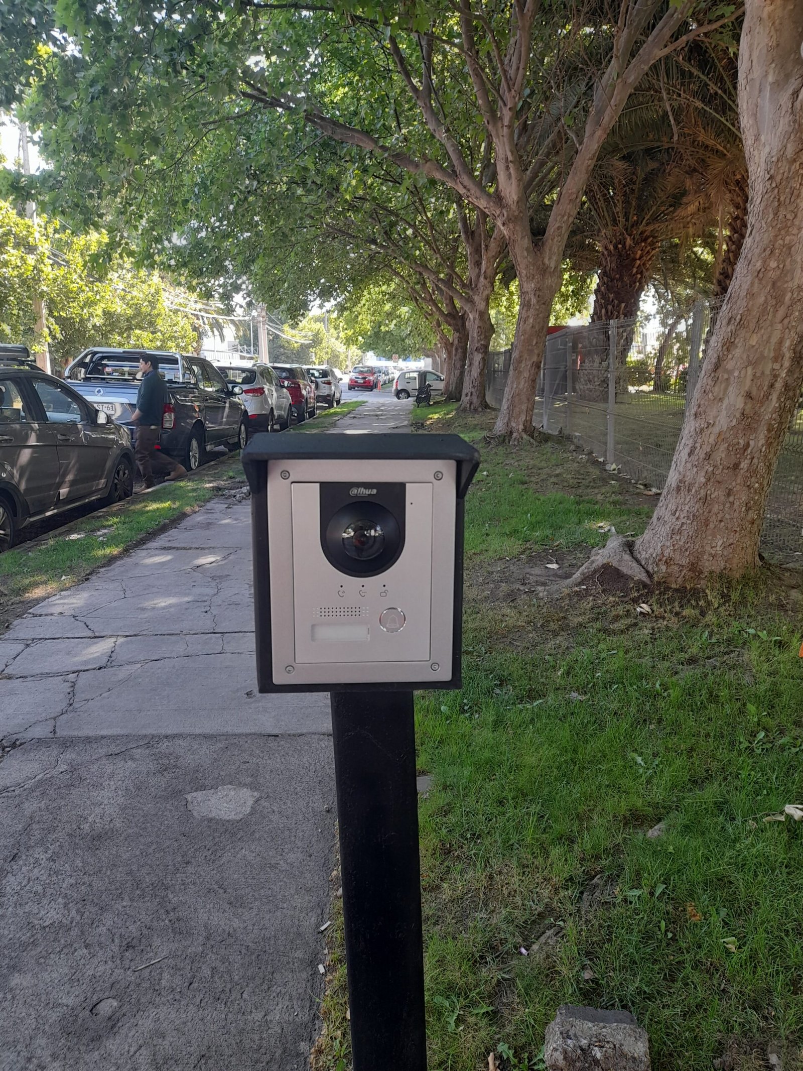 Monitor de video citofonía instalado en muro interior