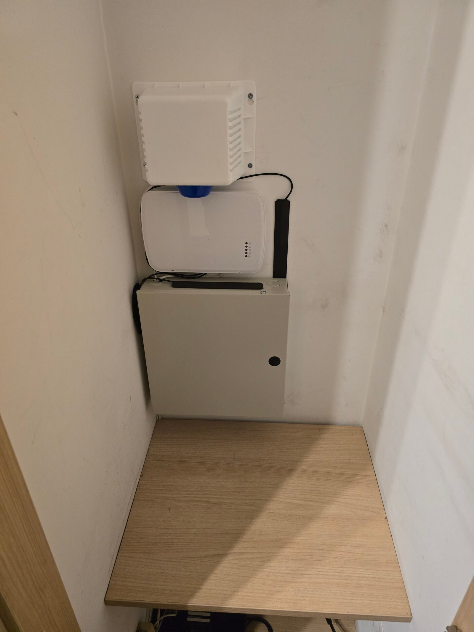 Detalle de panel de alarma y sensores