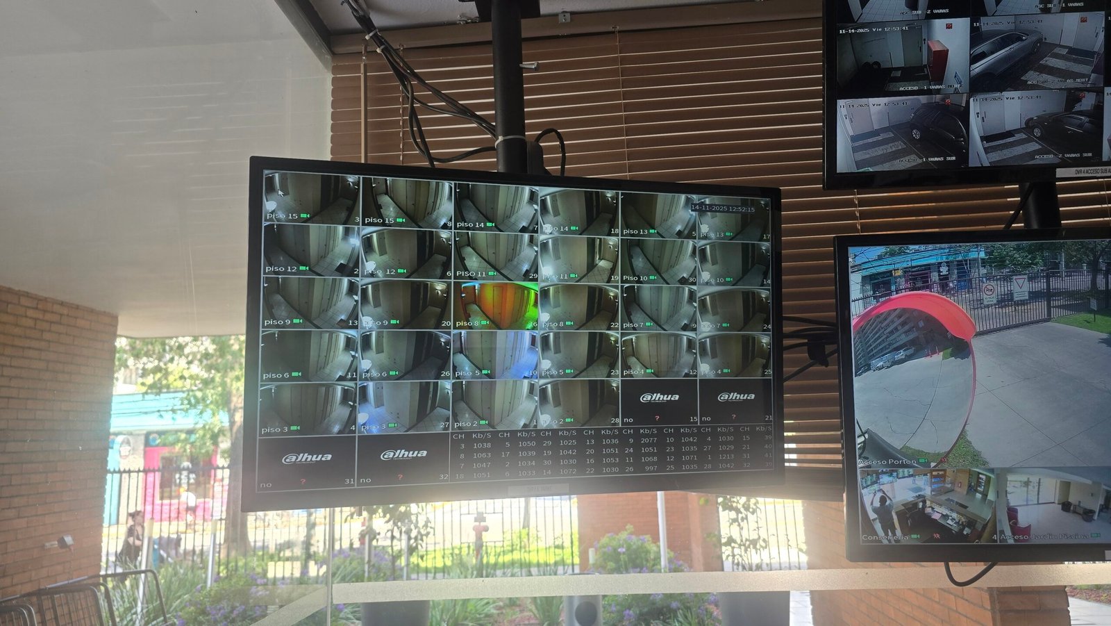 Cámaras y cableado ordenado en rack técnico